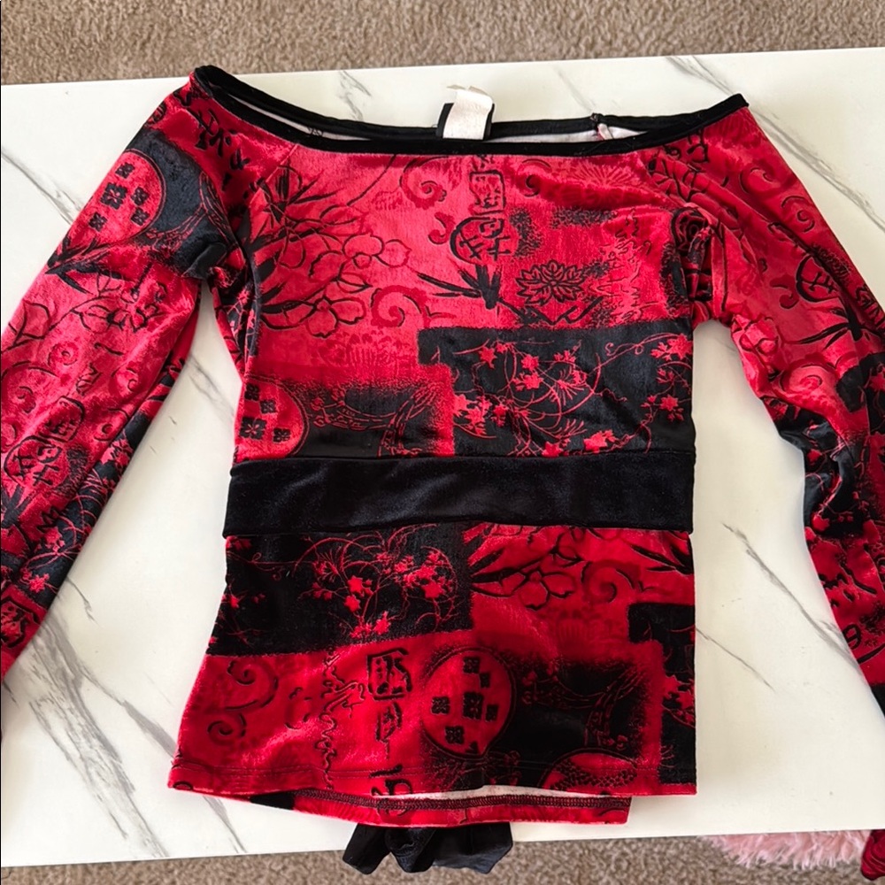 Red and Black Graphic Fitted 3/4 Sleeve Blouse